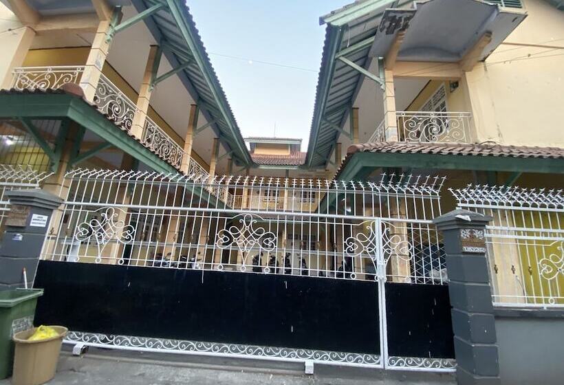 בית מלון כפרי Oyo Life 93265 Kos Cendana Seruni Raya