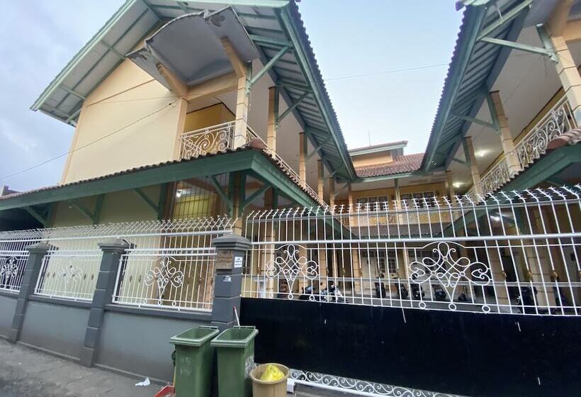 בית מלון כפרי Oyo Life 93265 Kos Cendana Seruni Raya