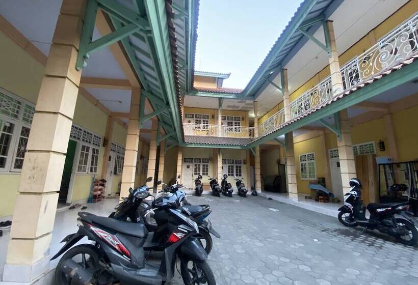 בית מלון כפרי Oyo Life 93265 Kos Cendana Seruni Raya