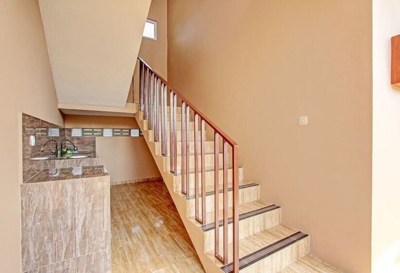 בית מלון כפרי Oyo Life 93497 Griya Kost Rr