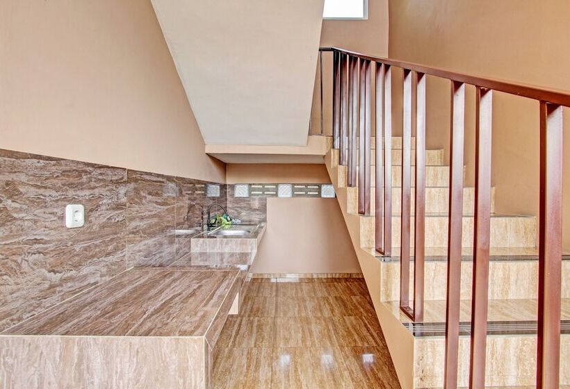 בית מלון כפרי Oyo Life 93497 Griya Kost Rr