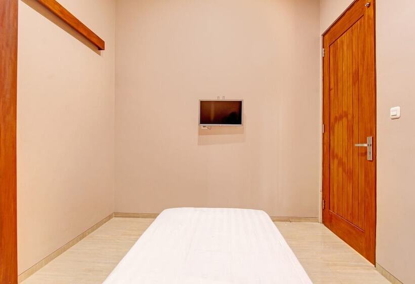 בית מלון כפרי Oyo Life 93497 Griya Kost Rr