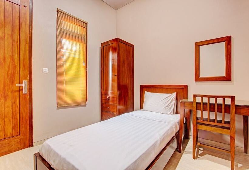 בית מלון כפרי Oyo Life 93497 Griya Kost Rr