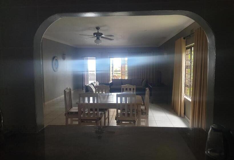 بنسيون Grace Avenue Townhouse