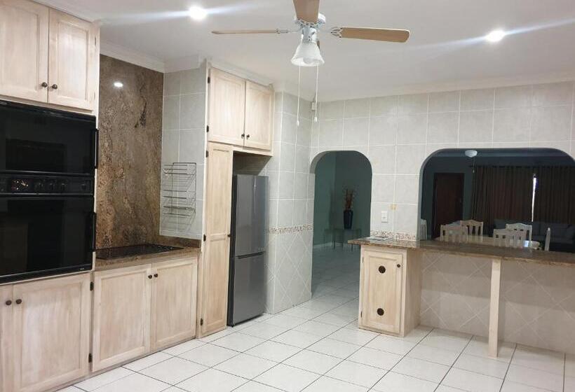 بنسيون Grace Avenue Townhouse