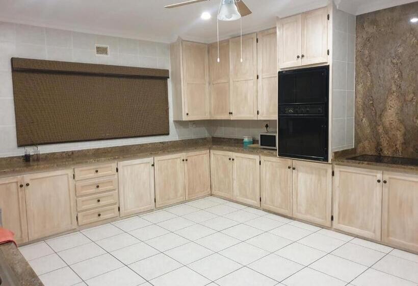 بنسيون Grace Avenue Townhouse