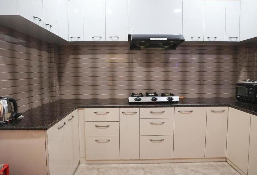 بنسيون Kesar Nivas Luxury Guest House