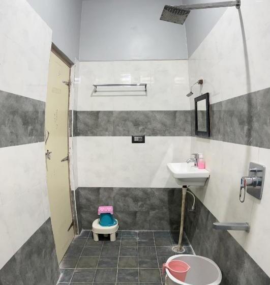 بنسيون Lee Home Stay