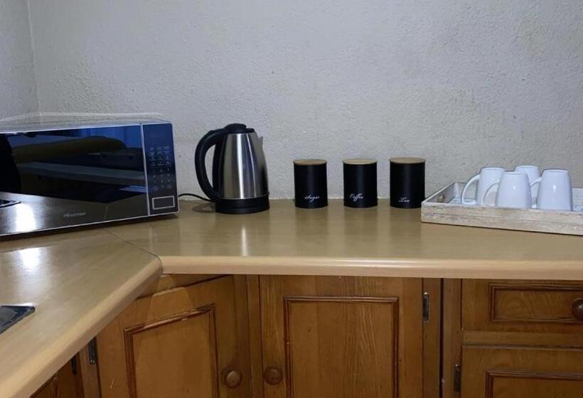 Пансион Or Tambo Stay Unit 1