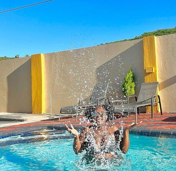 펜션 The Curve Suite Guest House