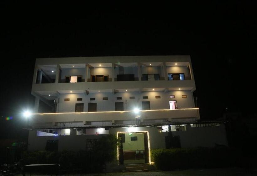 Ram Lakhan Hotel And Restaurant