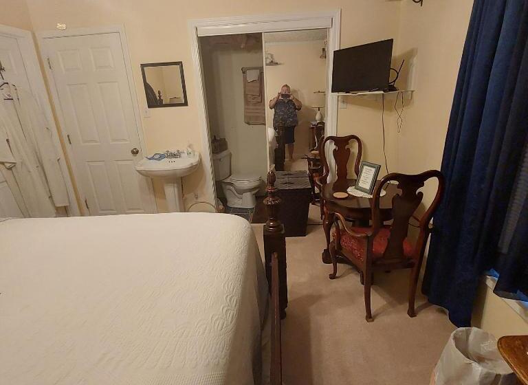 Serenity Hill Bed And Breakfast