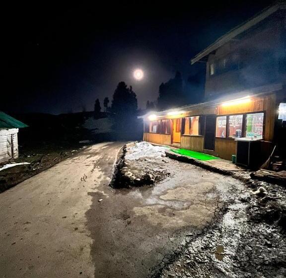 ユースホステル Gulmarg View Cottage