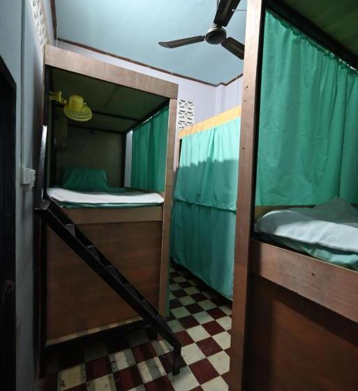 Bop`s Cocktail Bar And Hostel