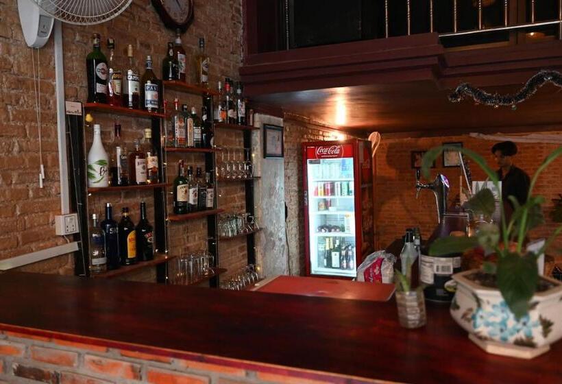 Bop`s Cocktail Bar And Hostel