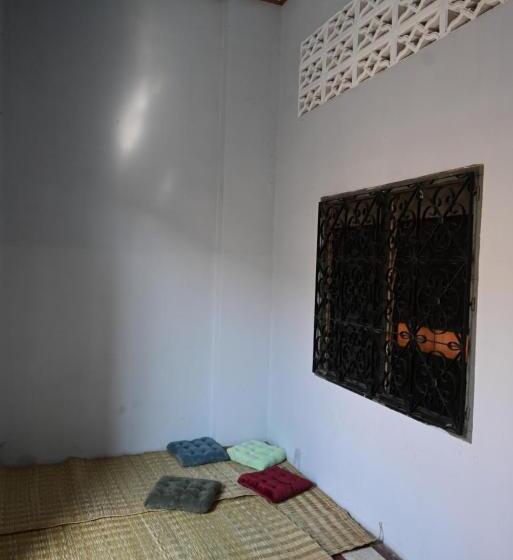 Bop`s Cocktail Bar And Hostel