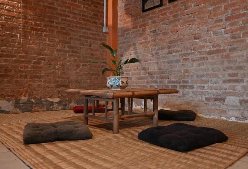 Bop`s Cocktail Bar And Hostel