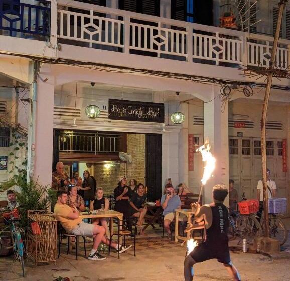 Bop`s Cocktail Bar And Hostel