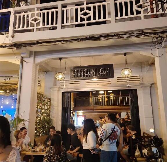 Bop`s Cocktail Bar And Hostel