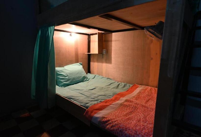 Bop`s Cocktail Bar And Hostel