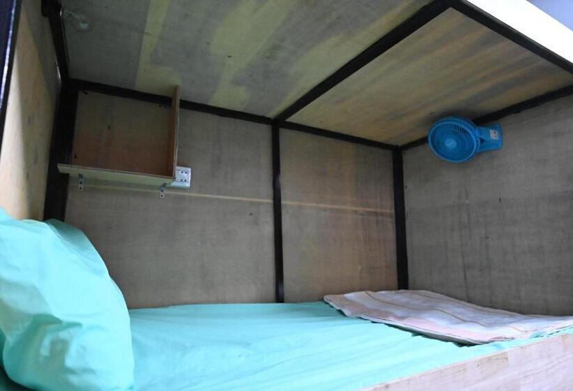 Bop`s Cocktail Bar And Hostel