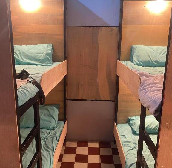 Bop`s Cocktail Bar And Hostel