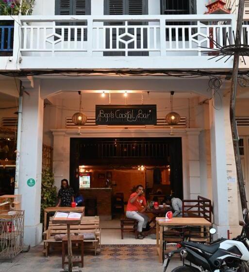 Bop`s Cocktail Bar And Hostel