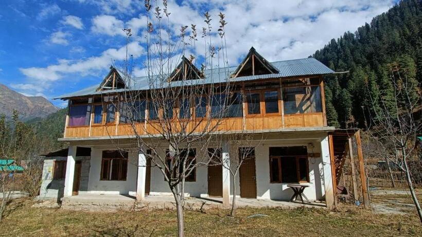 Bed and Breakfast Divine S Cafe & Homestay