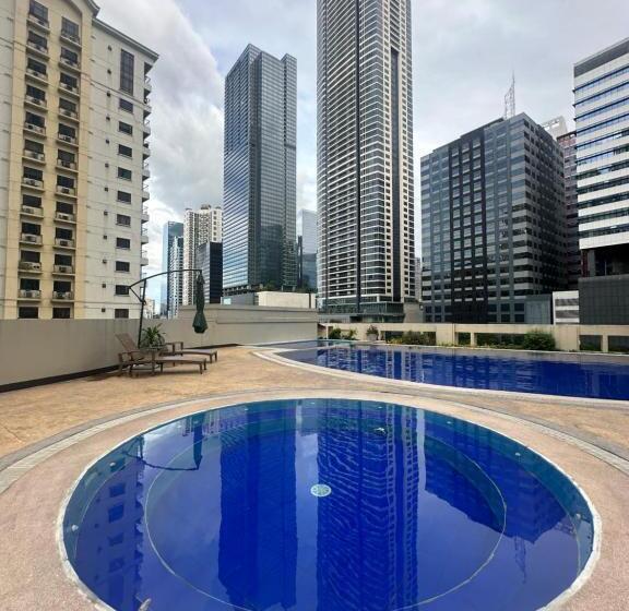 هتل Affordable Staycation Airbnb Bgc