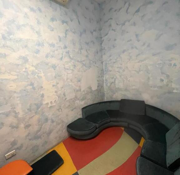 هتل Affordable Staycation Airbnb Bgc