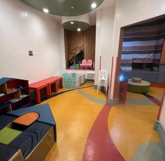 هتل Affordable Staycation Airbnb Bgc