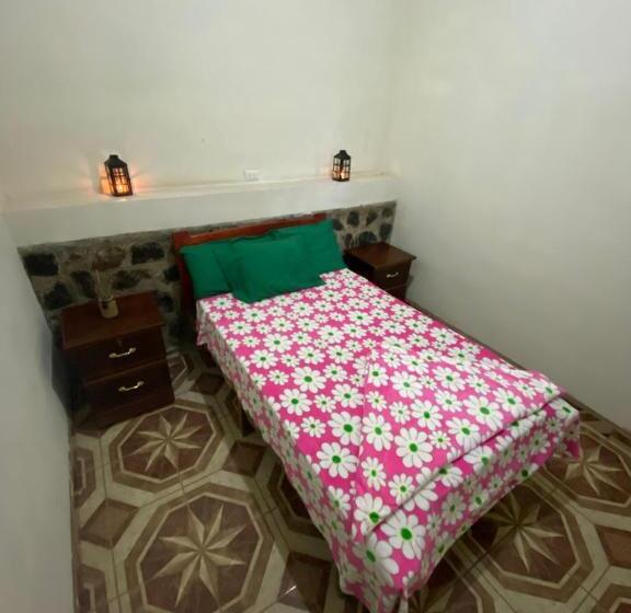 هتل Hostal Café El Cedro