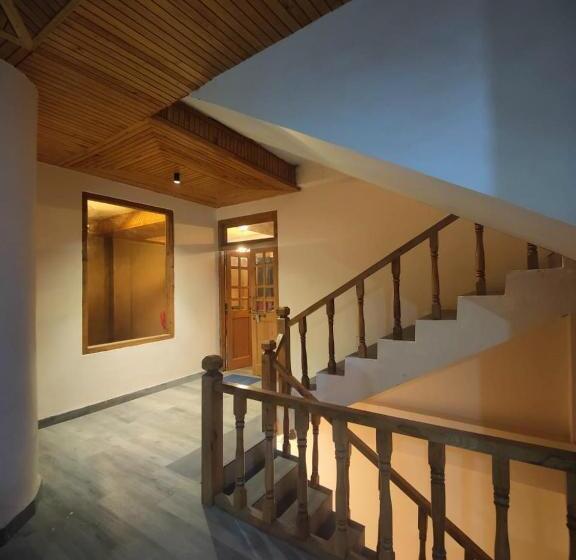 فندق The Woodpecker Inn Jibhi