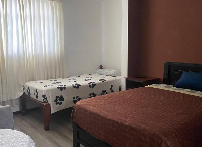 بنسيون Calu L  Petit Hostel