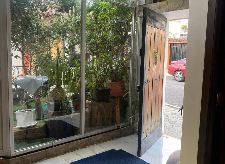 بنسيون Calu L  Petit Hostel