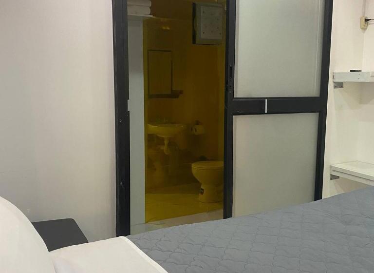 بنسيون Calu L  Petit Hostel
