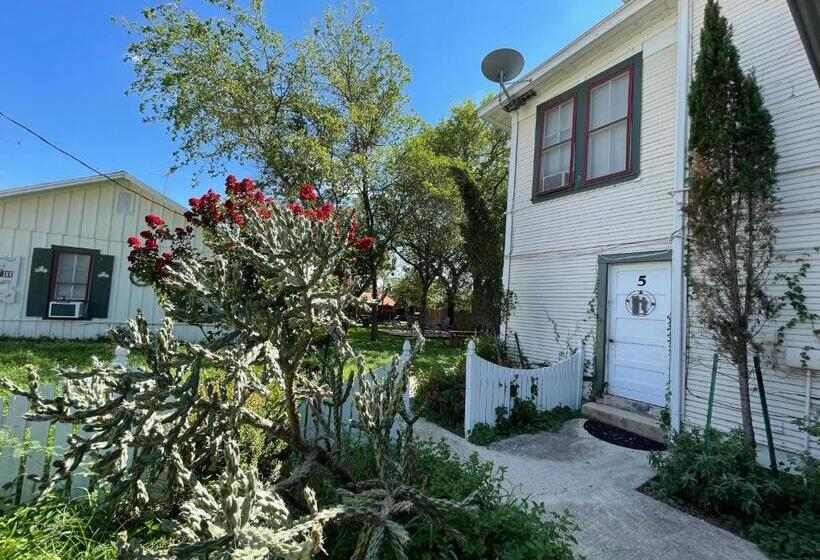 Пансион Carriage Inn   Tarpley Suite 5