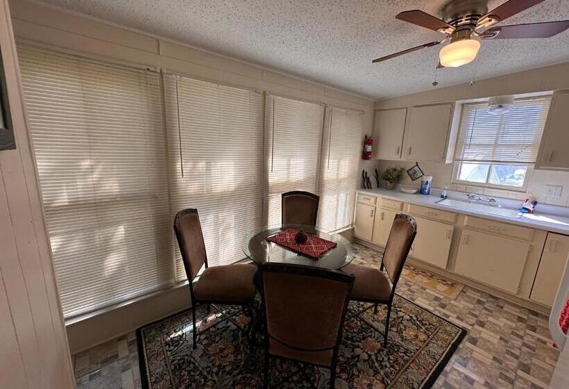 Пансион Carriage Inn   Tarpley Suite 5