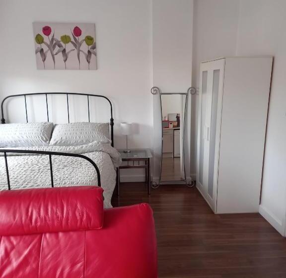 پانسیون Colchester Town, Modern, Detached, Guest House