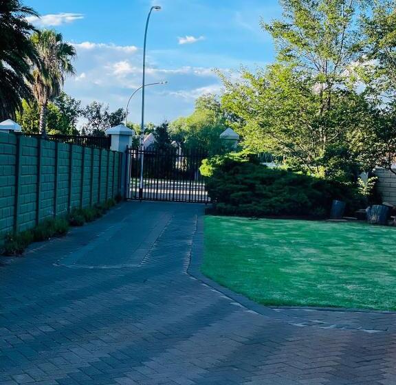 Пансион The M Pire Cottage