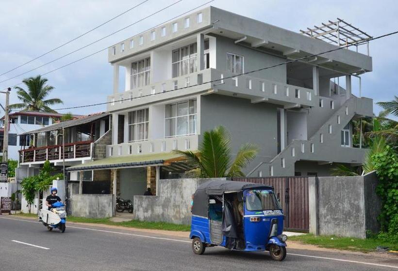 The Stables Hotel Midigama