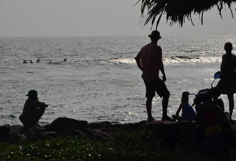 The Stables Hotel Midigama