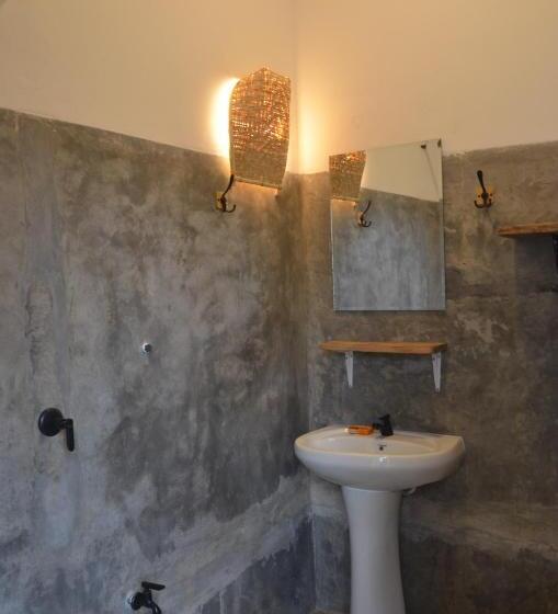 The Stables Hotel Midigama