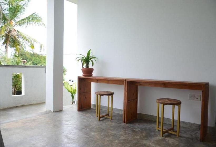 The Stables Hotel Midigama