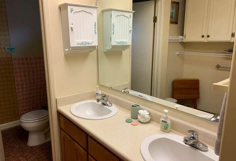 Ashland Commons Hostel