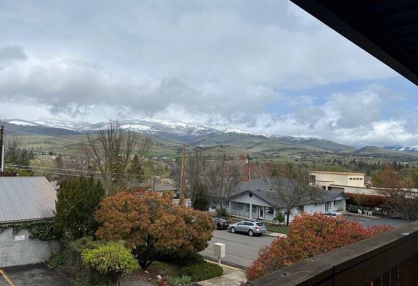 Ashland Commons Hostel