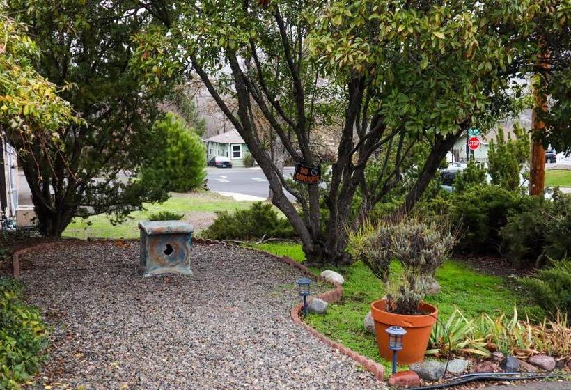 Ashland Commons Hostel