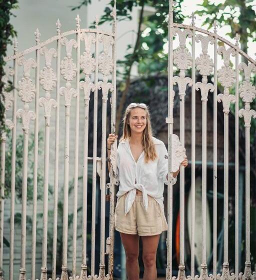 تختخواب و صبحانه Paddlecult Surf Retreat