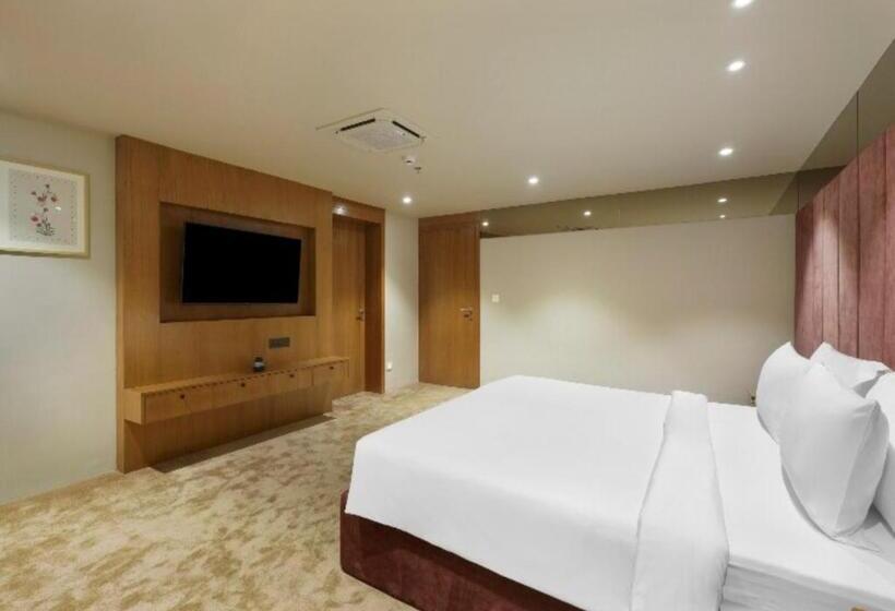 Отель Big Bang Near Delhi Airport