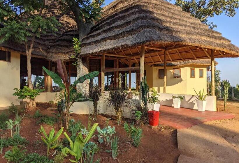 هتل Cwmbale Eco Safari Lodges, Restaurant And Zoo